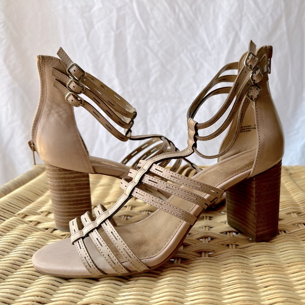 Aerosoles NWOT light tan leather heels. Zipper on heel. Comfort heel rest.